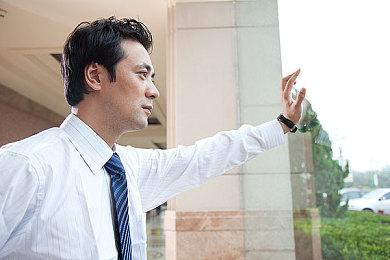 法国大规模骚乱蔓延 总统马克龙认为电子游戏要背锅